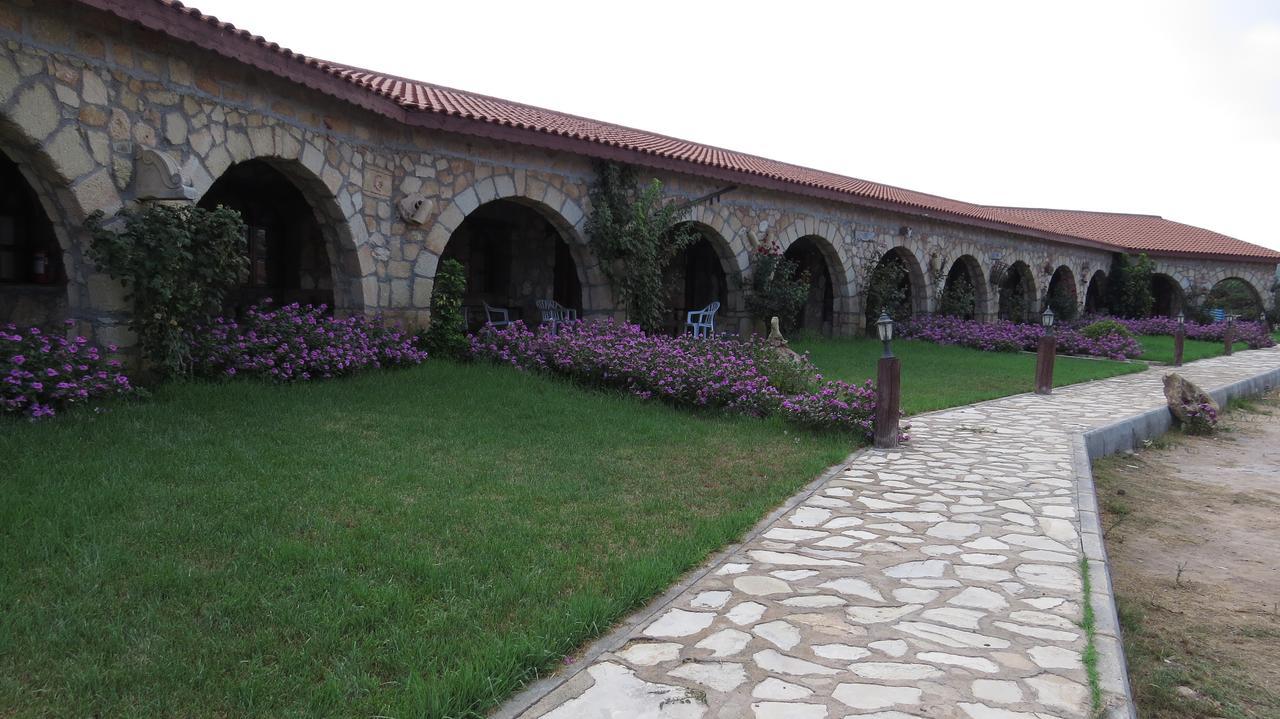 Elausa Hotel & Restaurant Rizokarpaso Esterno foto