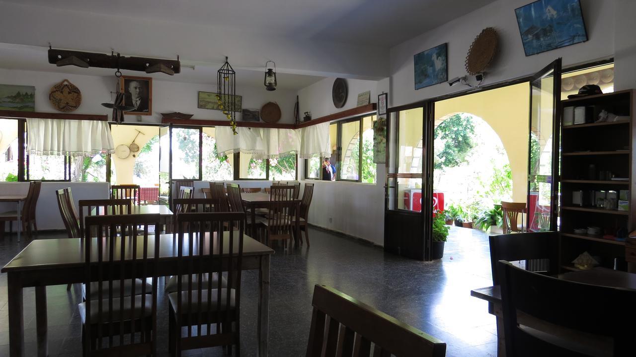 Elausa Hotel & Restaurant Rizokarpaso Esterno foto